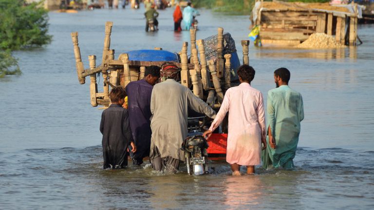 Inundaciones en Pakistán: ‘monzón monstruoso’ mata a más de 1,000 mientras Queen dice ‘profundamente entristecido’ |  noticias del mundo