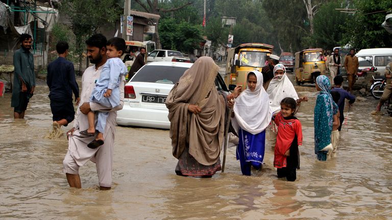 Überschwemmungen am Rande der pakistanischen Stadt Peschawar.  Bild: AP