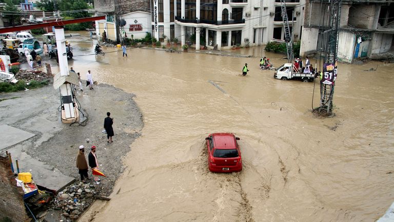 Pakistan'ın Mingora kentinde sel.  Resim: AP