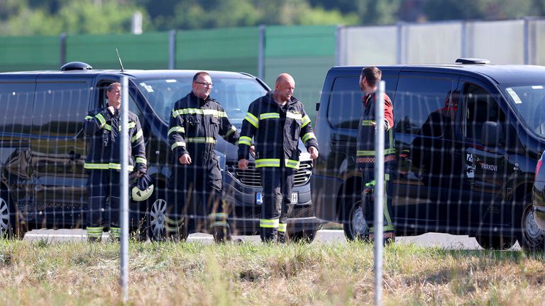 خدمات الطوارئ في موقع المأساة الصورة: AP 