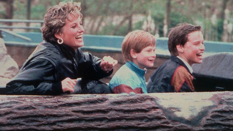 Foto de archivo del volante fechada el 13/04/93 de Diana, Princesa de Gales, disfrutando de un día en el parque temático Thorpe Park con sus hijos, el Príncipe Harry (centro) y el Príncipe William.  La Princesa de Gales murió el 31 de agosto de 1997 en un accidente automovilístico en el túnel Pont de Alma en París.  Fecha de lanzamiento: viernes 26 de agosto de 2022.