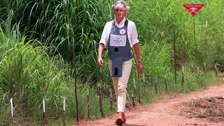 PA NEWS : 15/1/97 : DIANA, PRINCESS OF WALES, WEARS A PROTECTIVE JACKET AS SHE WALKS NEXT TO THE EDGE OF A MINEFIELD IN ANGOLA, DURING HER VISIT TO SEE THE WORK OF THE BRITISH RED CROSS. (PHOTO BY JOHN STILLWELL ). 