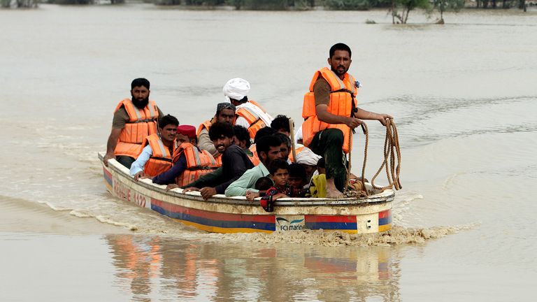 Ordu birlikleri, Pakistan'ın Pencap ilçesine bağlı Rajanpur'da selden etkilenen bir bölgeden insanları tahliye ediyor, 27 Ağustos 2022 Cumartesi. Yetkililer, Pakistan'ın büyük bölümünde şiddetli muson yağmurlarının tetiklediği ani sellerin yaklaşık 1.000 kişinin ölümüne ve binlerce kişinin yerinden edilmesine yol açtığını söylüyor. Haziran ortası.  (AP Fotoğraf/Asım Tanveer)
