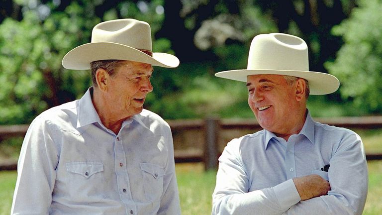 मई 1992: रीगन के रैंचो डेल सिएलो, कैलिफोर्निया में पूर्व राष्ट्रपति रीगन और गोर्बाचेव तस्वीर: एपी