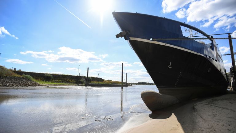 Lobith, Hollanda'daki Ren Nehri'ndeki düşük su seviyesi nedeniyle limanda kuruyan bir geminin görünümü 8 Ağustos 2022. REUTERS/Piroschka van de Wouw