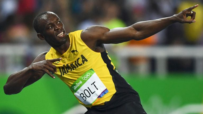 Usain Bolt after winning Men's 200m final, strikes lightning bolt pose,  Stadium, London 2012, Stock Photo, Picture And Rights Managed Image. Pic.  RHA-1167-1110 | agefotostock