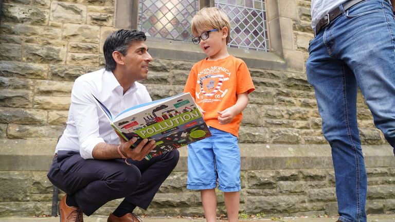 Rishi Sunak (à gauche) salue Teddy Openshaw, quatre ans, de Whitewell, sous le regard de son père Henry, alors qu'il part à la suite d'un événement à Ribble Valley, organisé dans le cadre de sa campagne pour être chef du Parti conservateur et le prochain prime ministre.  Date de la photo : lundi 8 août 2022.

