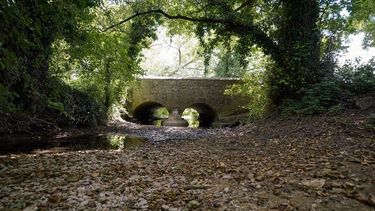 Pemandangan dasar sungai kering Sungai Thames di dekat Somerford Keynes di Gloucestershire, saat bagian Inggris yang kering menghadapi larangan selang taman dalam kondisi sangat kering dan menjelang gelombang panas lain yang direncanakan.  Curah hujan rendah selama berbulan-bulan, dikombinasikan dengan rekor suhu tinggi pada bulan Juli, menyebabkan sungai pada tingkat yang sangat rendah, waduk yang menipis, dan tanah yang mengering.  Gambar tanggal: Jumat 5 Agustus 2022.