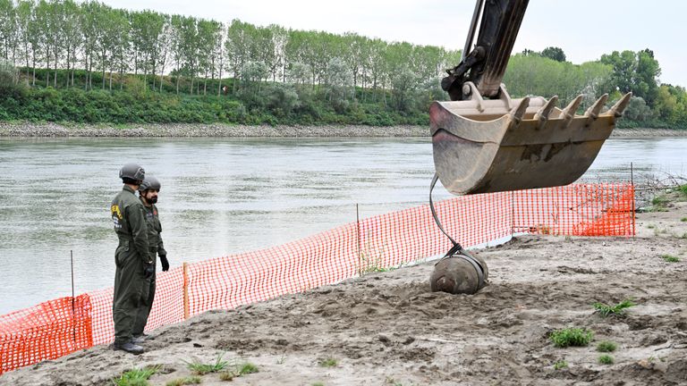 Members of the Italian army remove a World War Two bomb that was discovered in the dried-up River Po which has been suffering from the worst drought in 70 years, in Borgo Virgilio, Italy, August 7, 2022. REUTERS/Flavio Lo Scalzo
