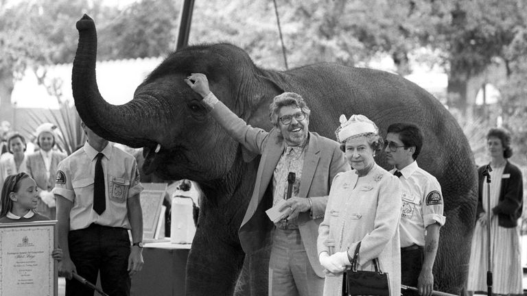 Harris with the Queen at London Zoo in 1990