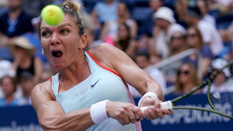 Simona Halep, de Roumanie, renvoie un tir à Daria Snigur, d'Ukraine, lors du premier tour des championnats de tennis de l'US Open, le lundi 29 août 2022, à New York.  (AP Photo/Seth Wenig)