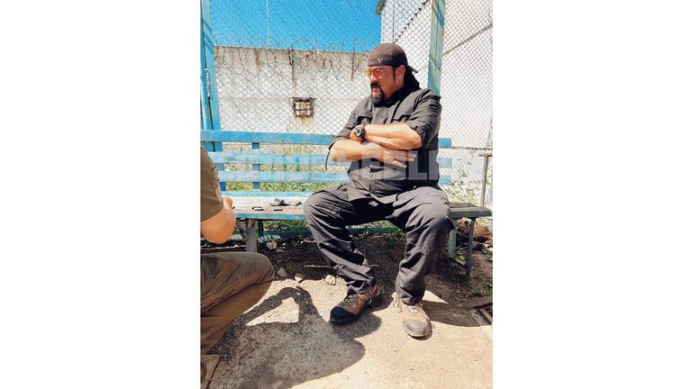 Steven Seagal besucht das russische Gefangenenlager in der Ukraine, das sich in Olenivka in der Region Donezk in der Ostukraine befindet
