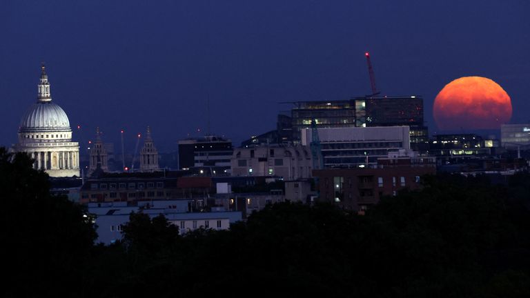 The full moon rises near the St. Paul&#39;s Cathedral, London, Britain, August 11, 2022. REUTERS/Peter Cziborra
