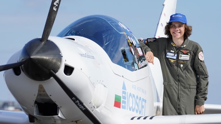 17 yaşındaki pilot Mack Rutherford, Westerham, Kent, Biggin Hill Havalimanı'nda, küçük bir uçakta tek başına dünyayı dolaşan en genç kişi olarak Guinness Dünya Rekoru'nu kırma çabasına devam ederken.  Resim tarihi: 22 Ağustos 2022 Pazartesi.