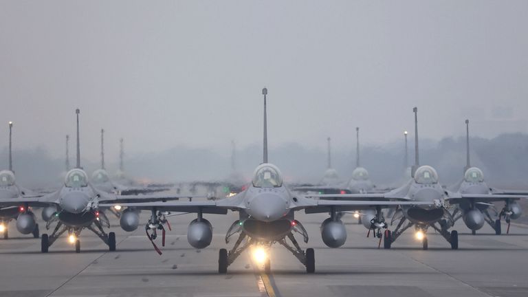 Tayvan'da bir tatbikat sırasında F-16V savaş uçakları.  dosya resmi