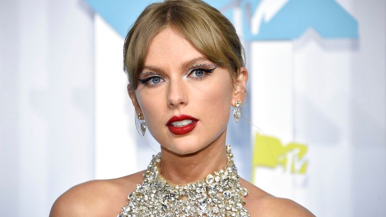 Taylor Swift arrives at the MTV Video Music Awards at the Prudential Center on Sunday, Aug. 28, 2022, in Newark, N.J. (Photo by Evan Agostini/Invision/AP)