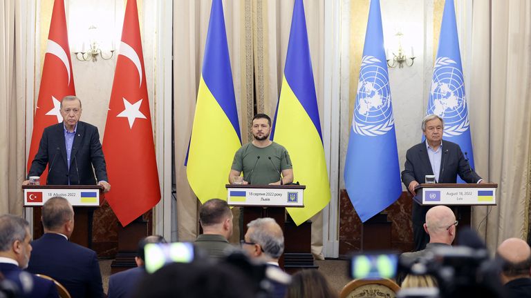 Prezydent Turcji Recep Tayyip Erdogan, prezydent Ukrainy Wołodymyr Zełenski i sekretarz generalny ONZ Antonio Guterres biorą udział w konferencji prasowej we Lwowie na Ukrainie 18 sierpnia 2022 r. Tureckie biuro prasowe prezydenta / opublikowane przez Reuters Attention Editors – to zdjęcie zostało dostarczone przez A.  Strona trzecia.  Brak recenzji.  nie archiwizować.