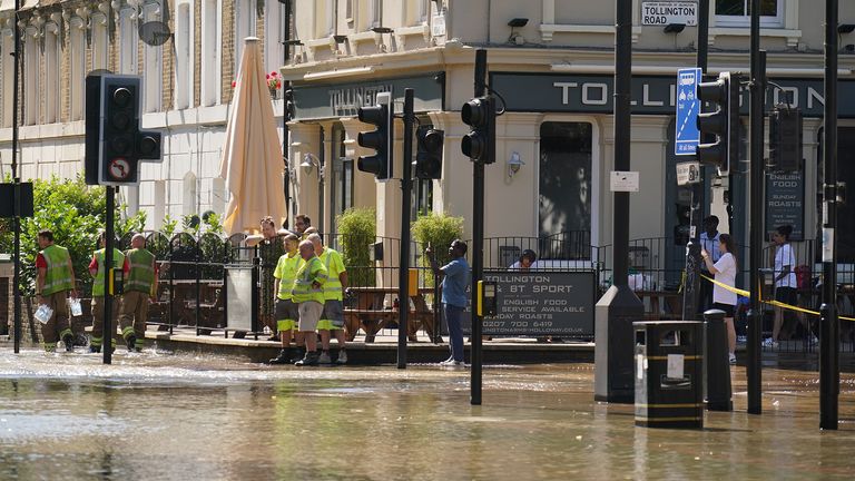 Skena jashtë Tollington Arms në kryqëzimin në Tollington Road dhe Hornsey Road, Holloway, në veri të Londrës, pas një shpërthimi të ujit 36 ​​inç, duke shkaktuar përmbytje deri në katër këmbë të thella. Data e fotografisë: e hënë 8 gusht 2022.