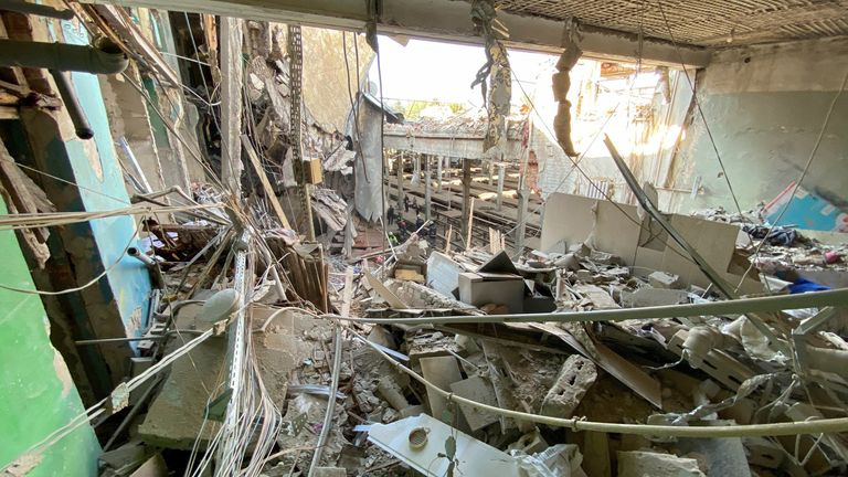 A view shows debris of a residential block of a tram depot hit by a Russian missile strike, amid Russia&#39;s attack on Ukraine, in Kharkiv, Ukraine August 18, 2022. REUTERS/Vitalii Hnidyi