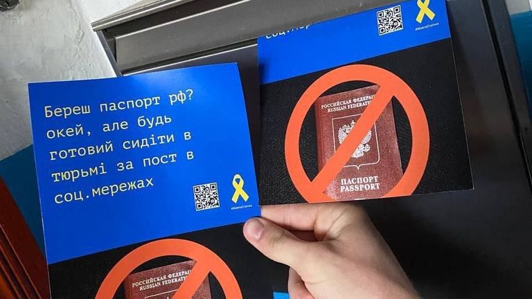 Folletos de advertencia contra la toma de pasaportes rusos 
