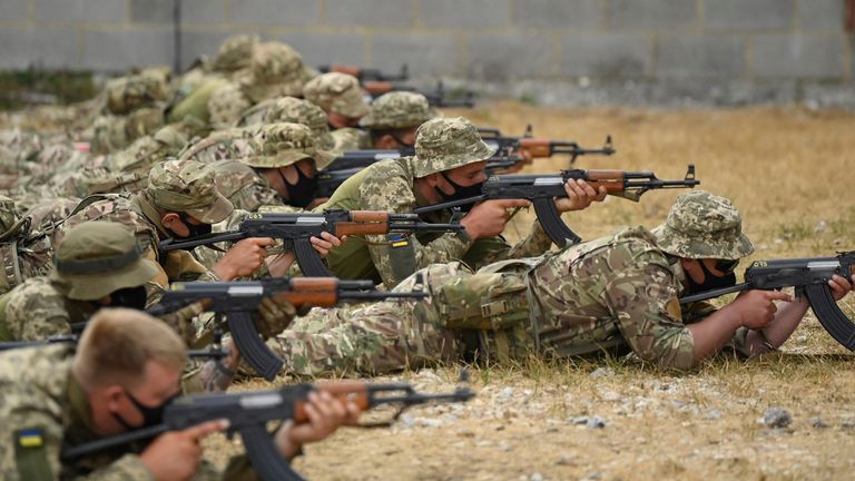 Ukrainian volunteer military recruits take part in a weapon handling exercise whilst being trained by British Armed Forces at a training facility in southern Britain, August 15, 2022. REUTERS/Toby Melville
