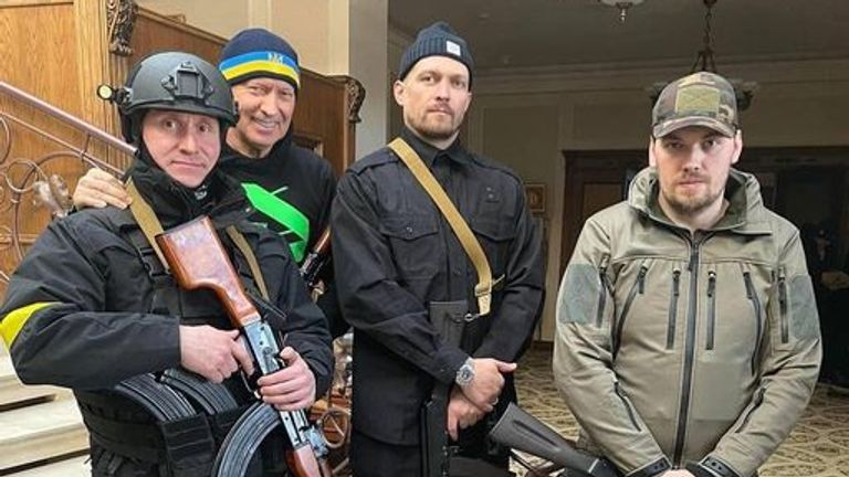 Oleksandr Usyk, Şubat ayı sonunda Kiev'in toprak savunma kuvvetlerinin saflarında yer aldı.  Resim: Facebook/Ukrayna Boks Federasyonu