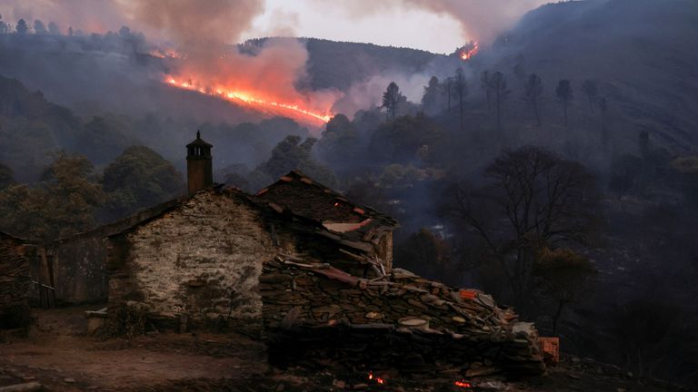 Vue d'une zone en feu lors d'un incendie de forêt à Videmonte, Celorico da Beira, Portugal, le 11 août 2022. REUTERS/Pedro Nunes REFILE-QUALITY REPEAT