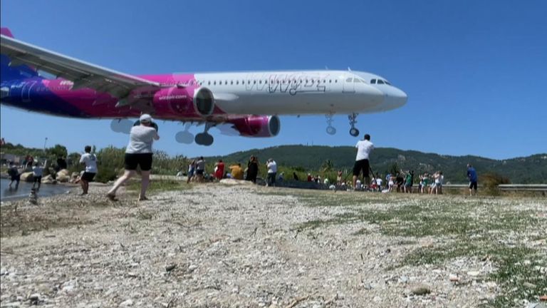 Wizz Air jet makes especially shallow descent over Greek beach