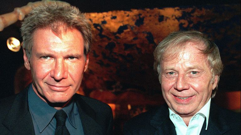Harrison Ford și Wolfgang Petersen în timpul premierei noului lor film 'Air Force One'  în 1997. Pic: AP