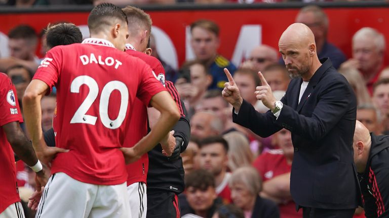Erik ten Hag talks with his Manchester United players during the Brighton match