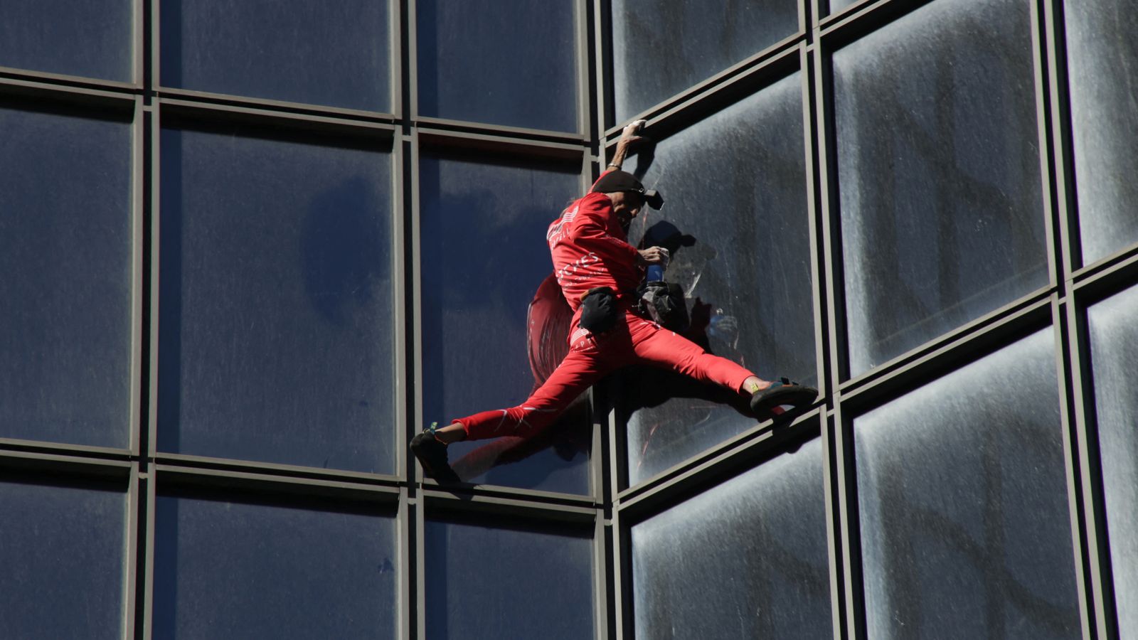 ‘Spiderman’ Prancis Alain Robert memanjat gedung pencakar langit setinggi 613 kaki untuk ulang tahunnya yang ke-60 |  berita Dunia