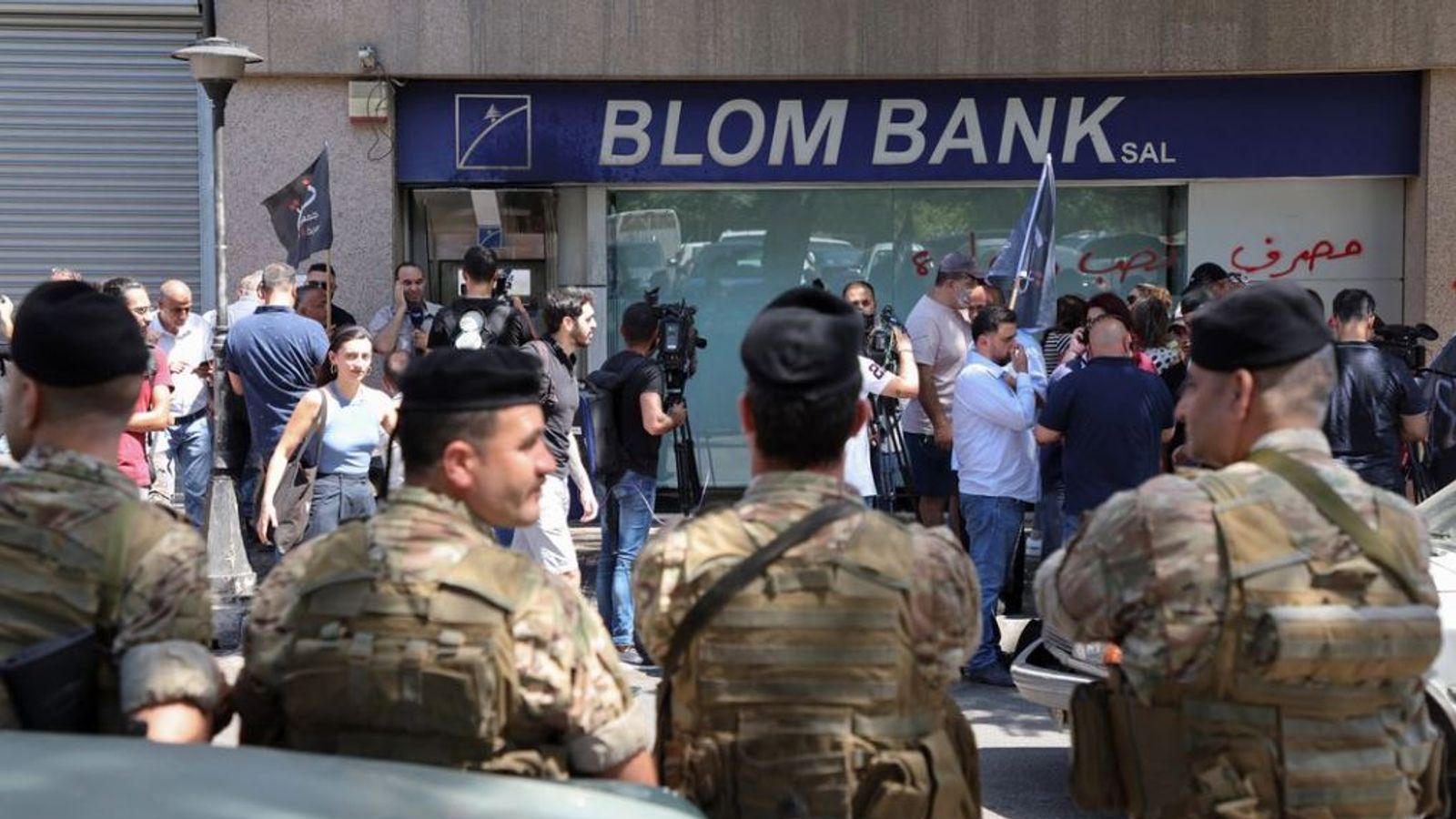 Bank Lebanon diblokir oleh pelanggan yang mencoba menarik uang mereka sendiri |  berita Dunia