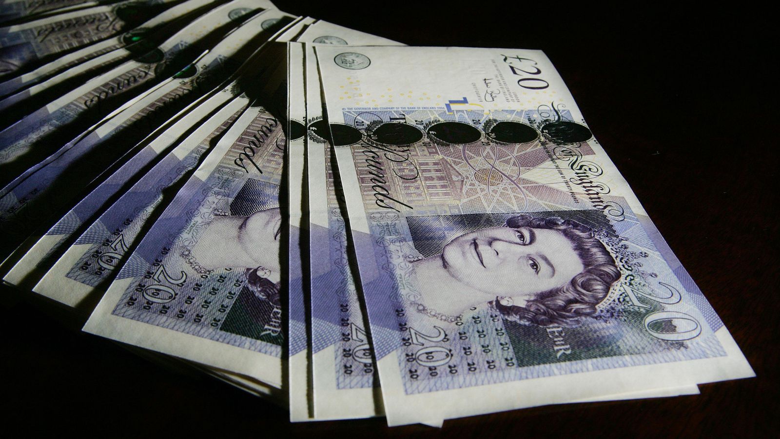 Rush pour déposer les billets papier de 20 £ et 50 £ avant la date limite pour les retirer comme monnaie légale |  Nouvelles du Royaume-Uni