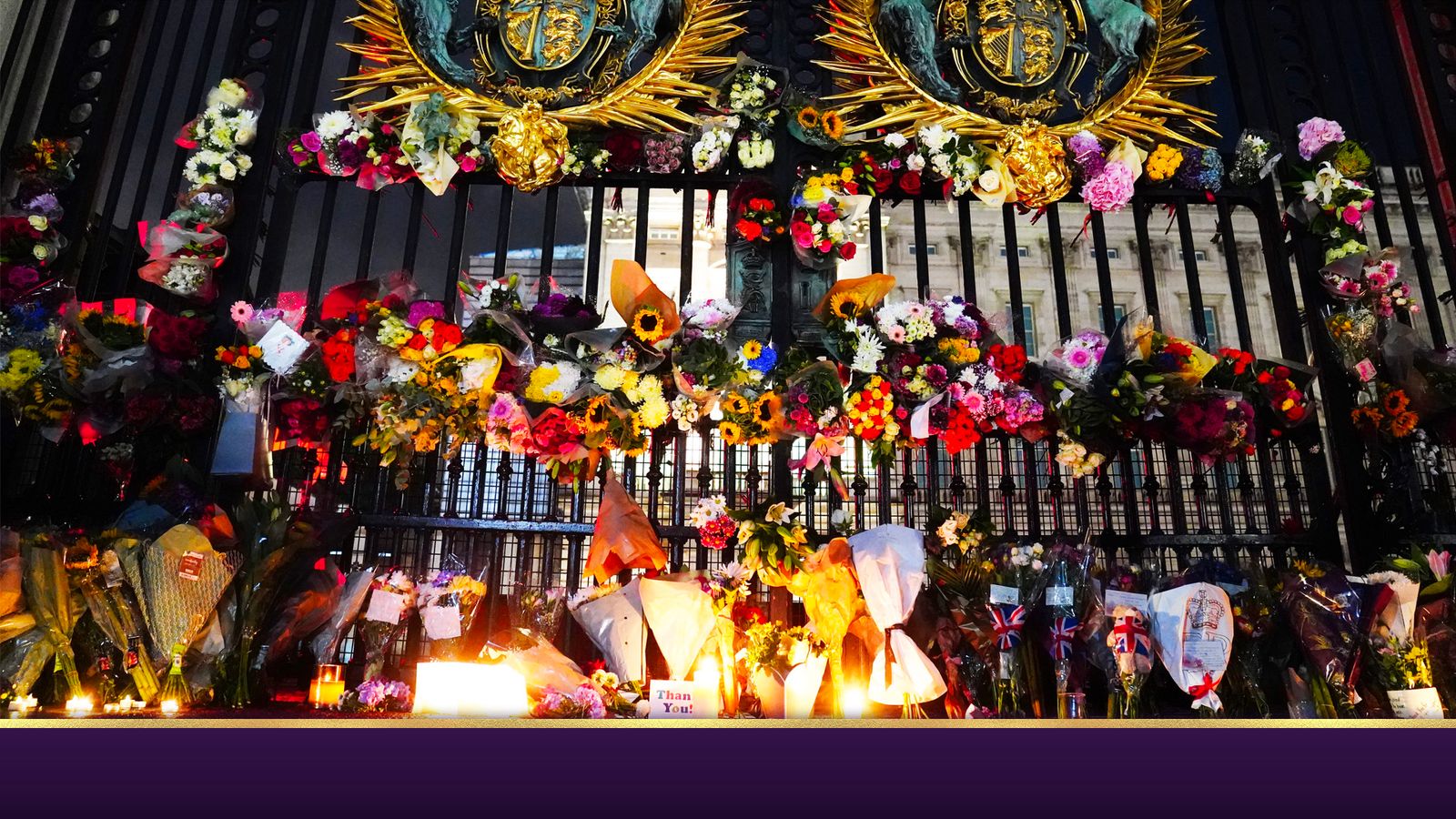 Muerte de la Reina: Los dolientes se reúnen en el Palacio de Buckingham para rendir homenaje a la Reina |  Noticias en ingles