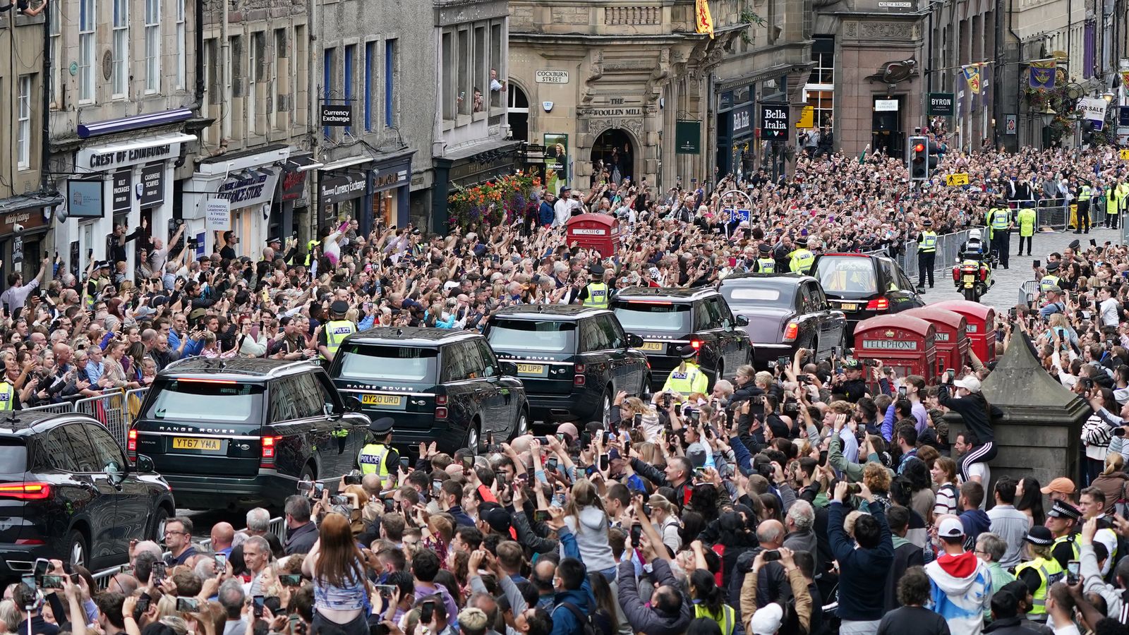 Queen Elizabeth's coffin arrives in Edinburgh to thousands of people ...