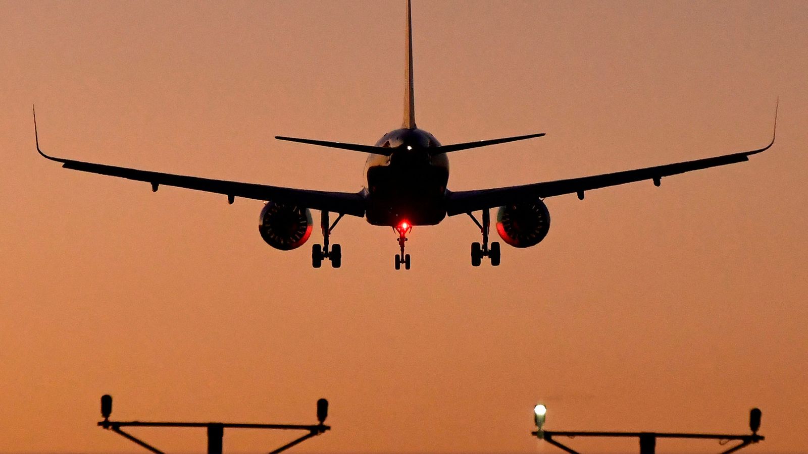 Какво знаем за повредата в управлението на въздушното движение в Обединеното кралство и как тя се отразява на полетите
