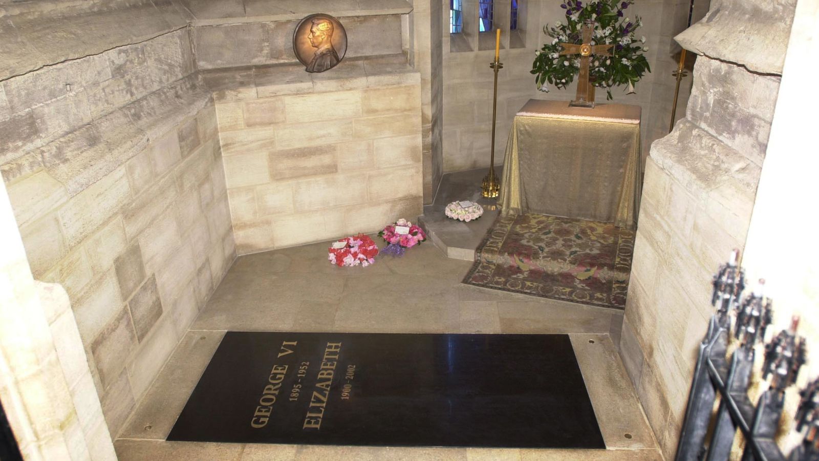 Le nom de la reine est gravé sur une pierre de registre à la chapelle de Windsor aux côtés des noms de ses parents et de son mari |  Nouvelles du Royaume-Uni