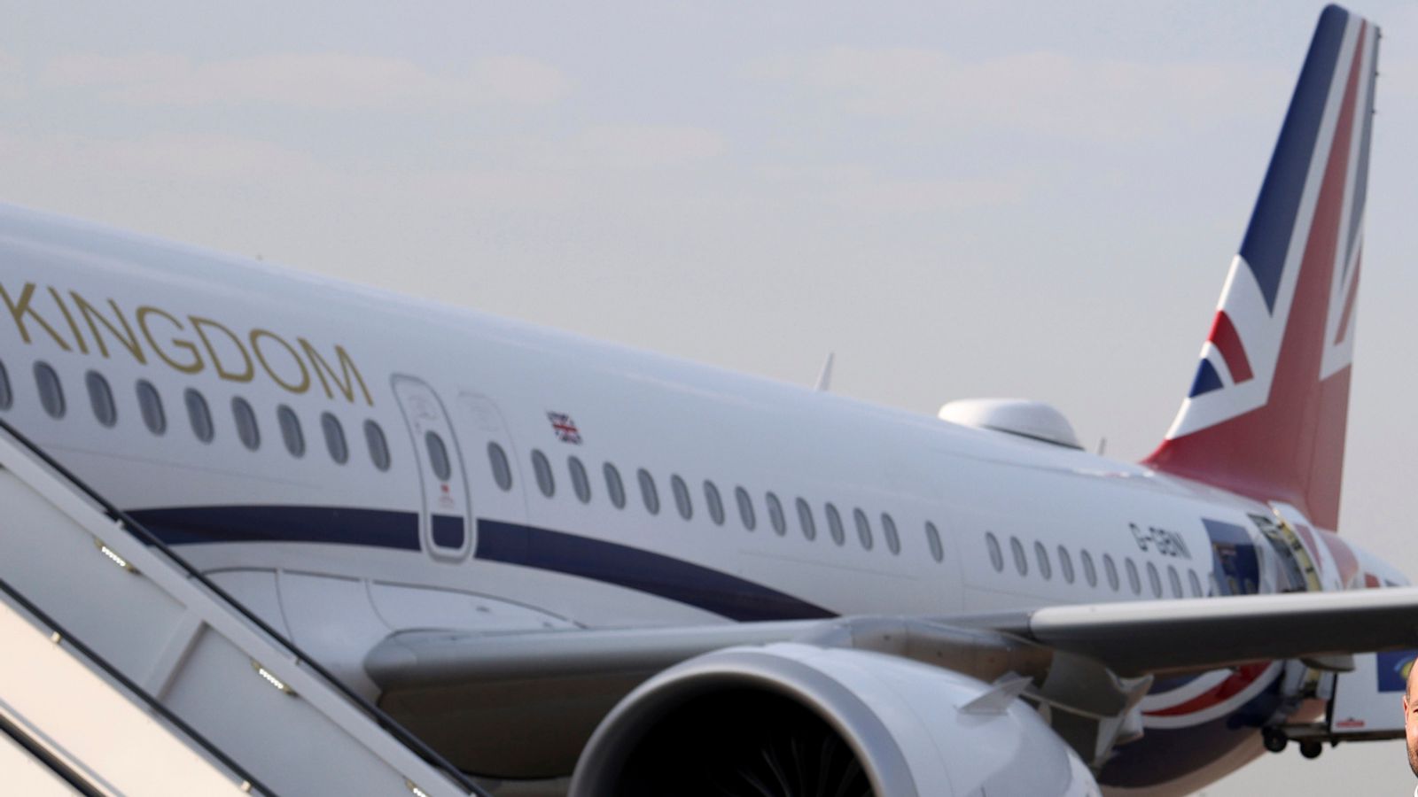 Министерството на вътрешните работи `наема хангар за самолети`, за да практикува принудително принуждаване на търсещи убежище на полети до Руанда