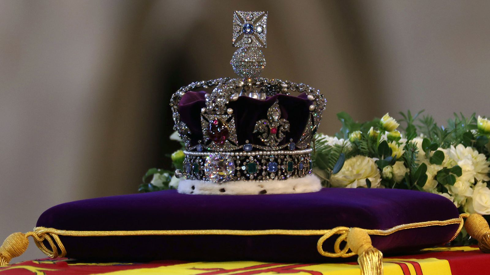 skynews-queen-crown-coffin_5899243.jpg?20220915123906