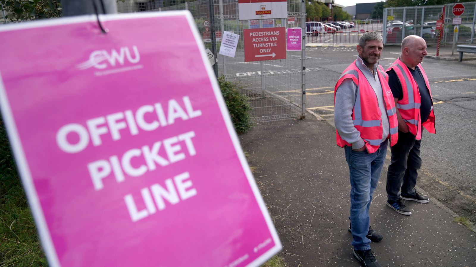 Black Friday threat as Royal Mail staff begin 'disastrous' 48-hour strike