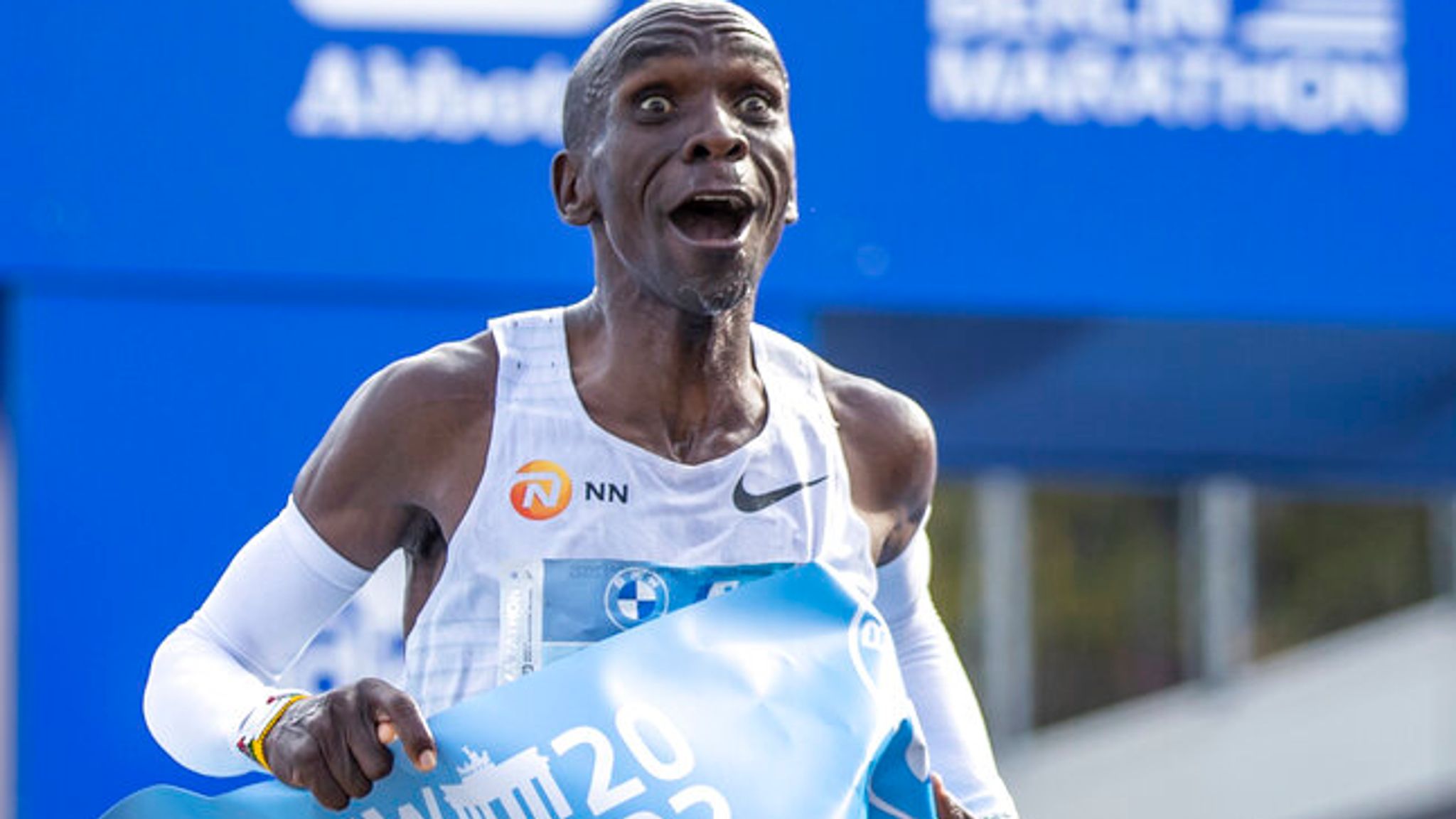 Eliud Kipchoge smashes own world at Berlin Marathon | World News Sky