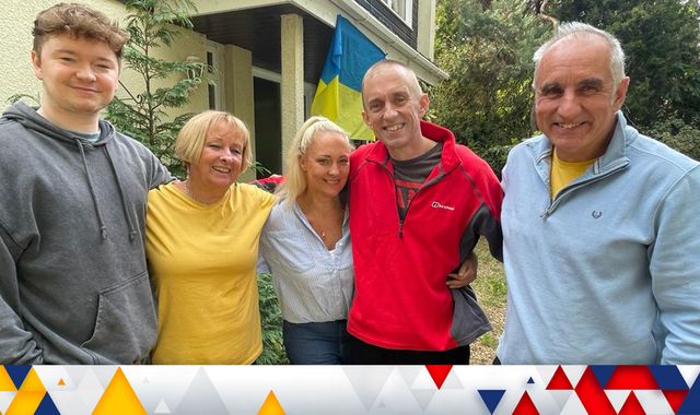 Shaun Pinner: Briton released in Russia-Ukraine prisoner swap pictured with his family as all five return to UK - Vimarsana News
