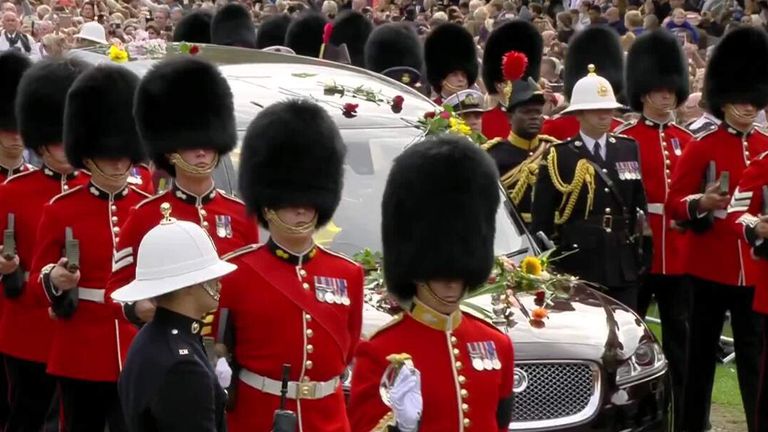 Queen&#39;s coffin is greeted at Windsor&#39;s Long Walk

