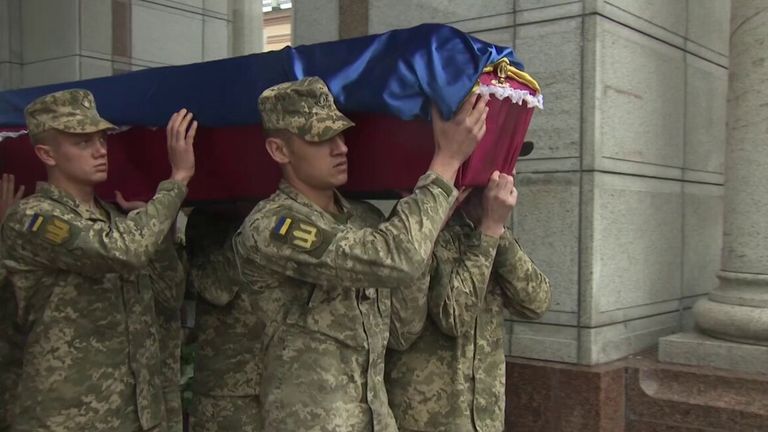Lebih dari lima bulan setelah pasukan Rusia meninggalkan pinggiran kota Kyiv, mayat-mayat masih ditemukan di kuburan dangkal.
