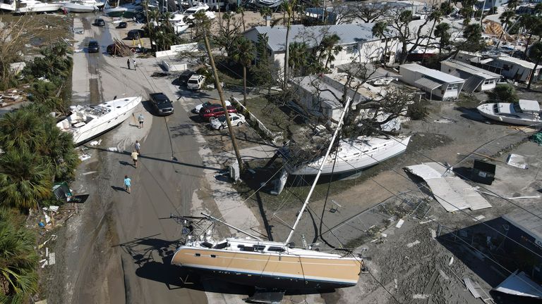 Sur cette photo prise par un drone, des bateaux sont éparpillés au milieu de mobile homes après le passage de l'ouragan Ian, sur l'île de San Carlos, à Fort Myers Beach, en Floride, le jeudi 29 septembre 2022. (AP Photo/Rebecca Blackwell)