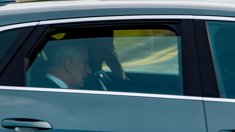 Le roi Charles photographié après son arrivée à l'aéroport d'Aberdeen