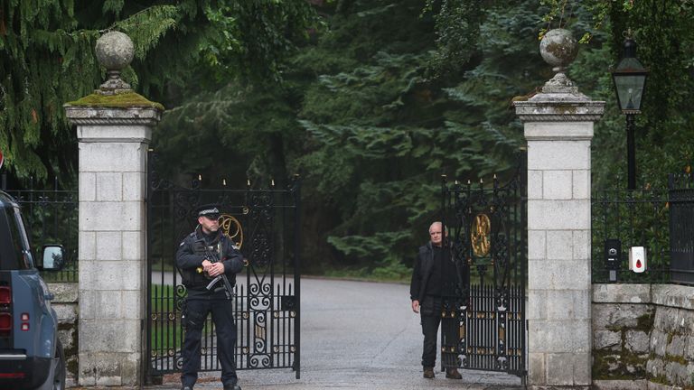 Guards guarding the gate of Balmoral Castle amid fears over health of the British Queen Elizabeth, in Balmoral, Scotland, UK September 8, 2022 REUTERS/Russell Cheyne
