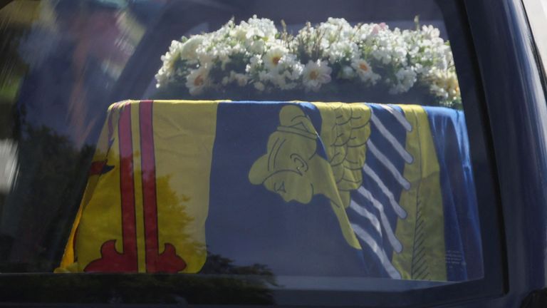 The hearse carrying the coffin of Britain's Queen Elizabeth leaves Balmoral Castle, in Balmoral, Scotland, England on September 11, 2022. REUTERS / Russell Cheyne