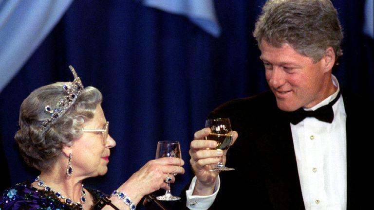 PHOTO DE DOSSIER: La reine Elizabeth de Grande-Bretagne et le président américain Bill Clinton portent un toast après le discours de la reine lors du dîner Guildhall à Portsmouth, Grande-Bretagne, le 4 juin 1994 REUTERS / Kevin Lamarque / File Photo