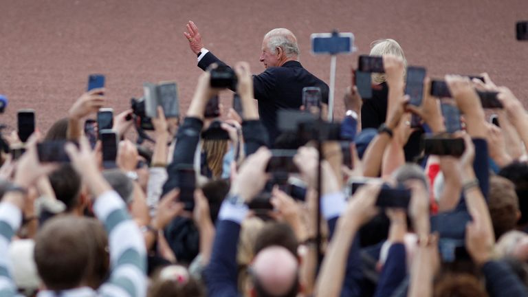 Mobile phones try to capture the new King at Buckingham Palace